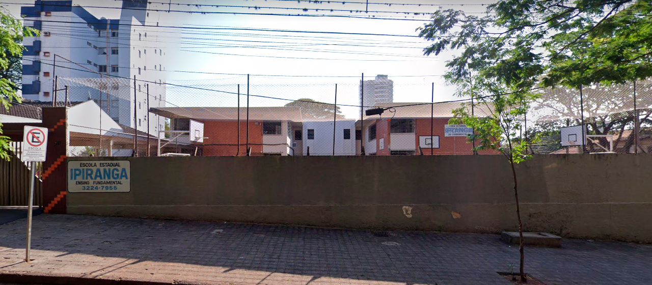 Alunos parados na frente da escola.